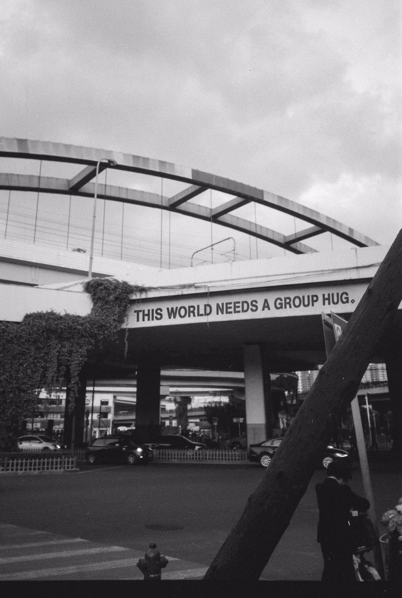 soulbitescom's tweet photo. “THIS WORLD NEEDS A GROUP HUG.” 

#image @soulbitescom 
↘️
We are @soulbitescom sharing L.O.V.E. with https://t.co/nWF9NeNXQe.soul. 
#wearesoulbites #sharinglove #soulbites #thisworldneedsagrouphug #armyoflove #grouphug #whatthisworldneedsnow #bnwstreetphotography #streetmessage https://t.co/iOM1rvmm73