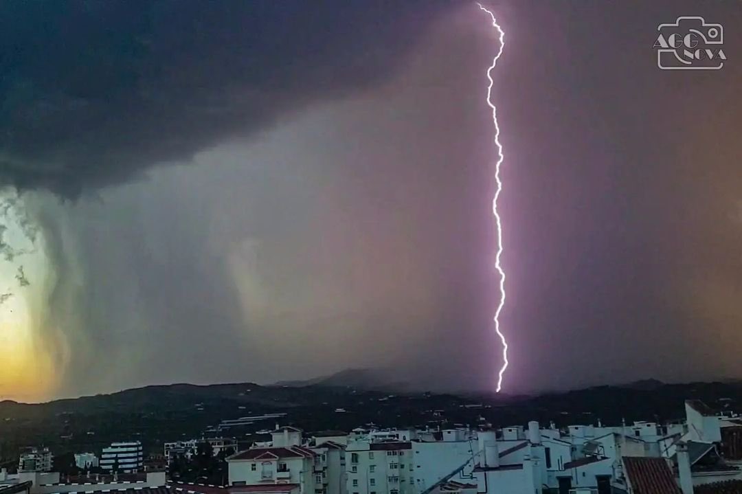 ⚡️Tormenta de esta tarde en #vélezmálaga 
Foto <a href="/aggnova/">TOÑI</a> 
#malagaconacento #malaga #weather