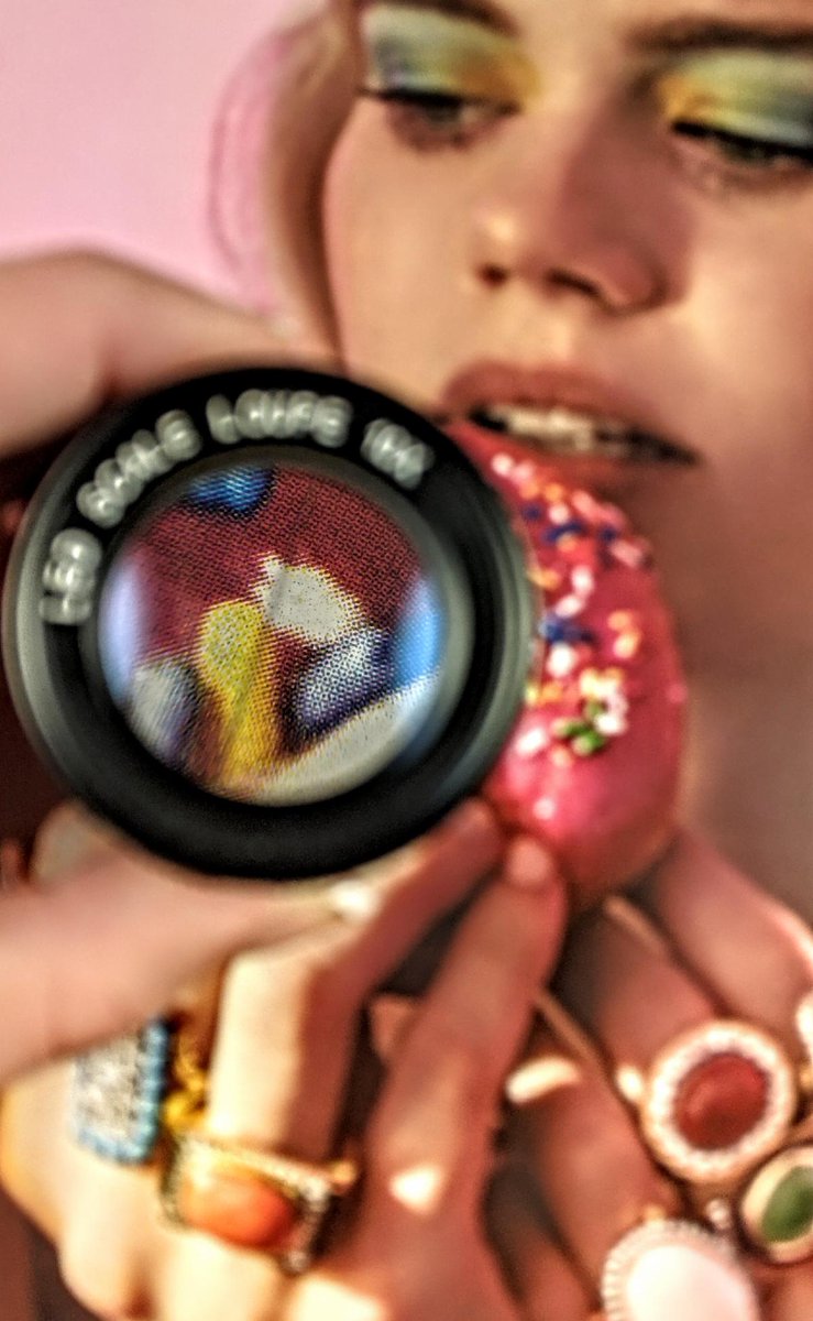 BooneGraphics's tweet image. What is a halftone? A bunch of dots! More specifically, it's a very large collection of tiny dots varying in spacing and/or size, creating a gradient-like pattern that appear as solid colors to the naked eye. 
#InternationalDotDay #FunFact #Dots #Halftone #Graphics #Printing