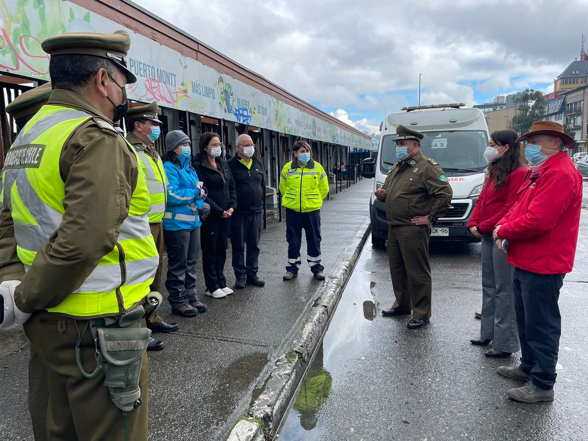 SENDA_LosLagos's tweet photo. Directora @SENDA_LosLagos @DirecACastillo @DPRLosLagos @geisse_carlos @CarabLosLagos y coordinador regional de @conaset entregan recomendaciones en operativo #ToleranciaCero para prevenir siniestros de tránsito por conducir bajo el efecto del alcohol y otras drogas #18seguro https://t.co/nwPZs6D7eg