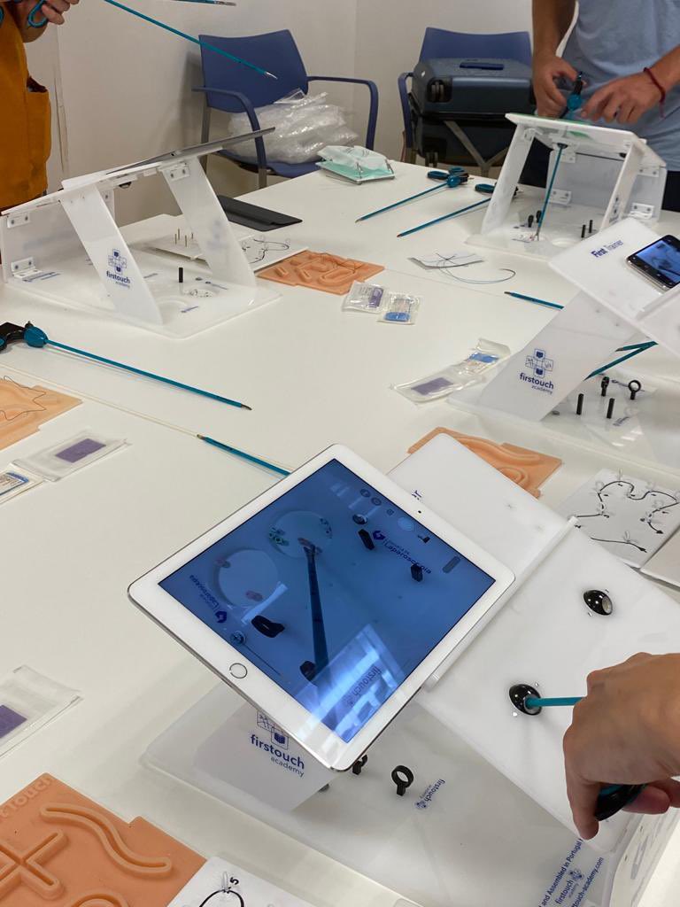 icastivela's tweet photo. FIRST TOUCH EN HOSPITAL VALL D'HEBRON
Hoy en Barcelona entrenamos con 7 nuevos FirstTouchers. Trabajamos los gestos quirúrgicos en Laparoscopia y los principios de la sutura. 
Gracias a IPSEN por el apoyo a nuestro programa de formación. 
#FirstTouch #Lap4all #TrainingTogether https://t.co/cgIh8quHsO