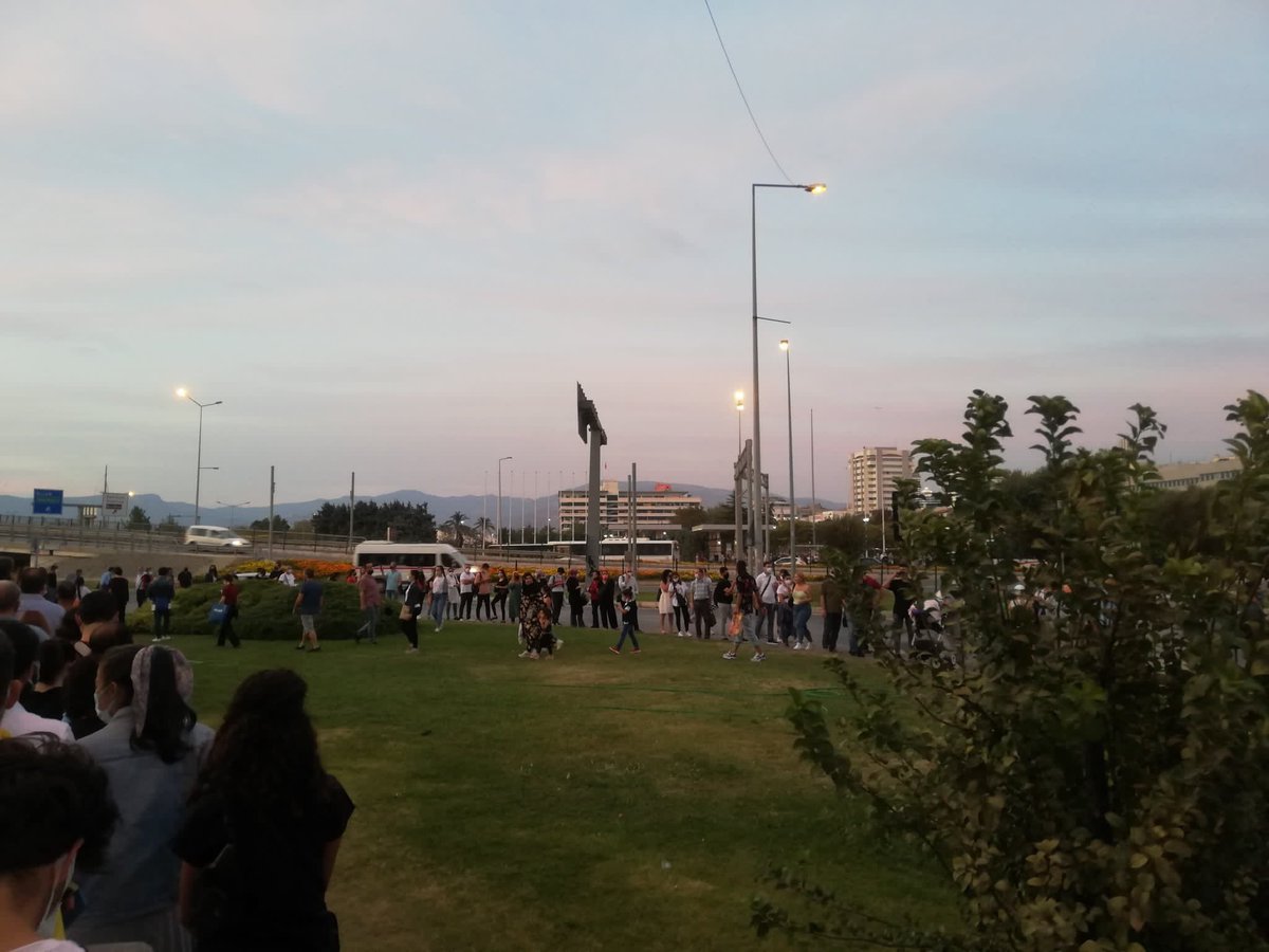 Konak 304 numaralı halk otobüsü.. 

Saatlerce bekleyen vatandaşlar 

Sorunlara çözüm üretemeyen bir belediye yönetimi.. 

Yazık!! 
<a href="/tuncsoyer/">Tunç Soyer</a>