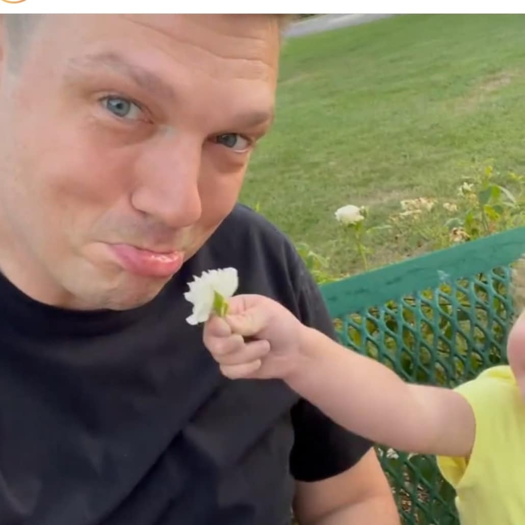 leannet2711's tweet photo. These photos though...๐ผ๐ธ๐
#nickcarter #socute #adorable #hislittleprincess๐
@nickcarter @Lauren_Kitt ๐๐ https://t.co/AGlRvVASog