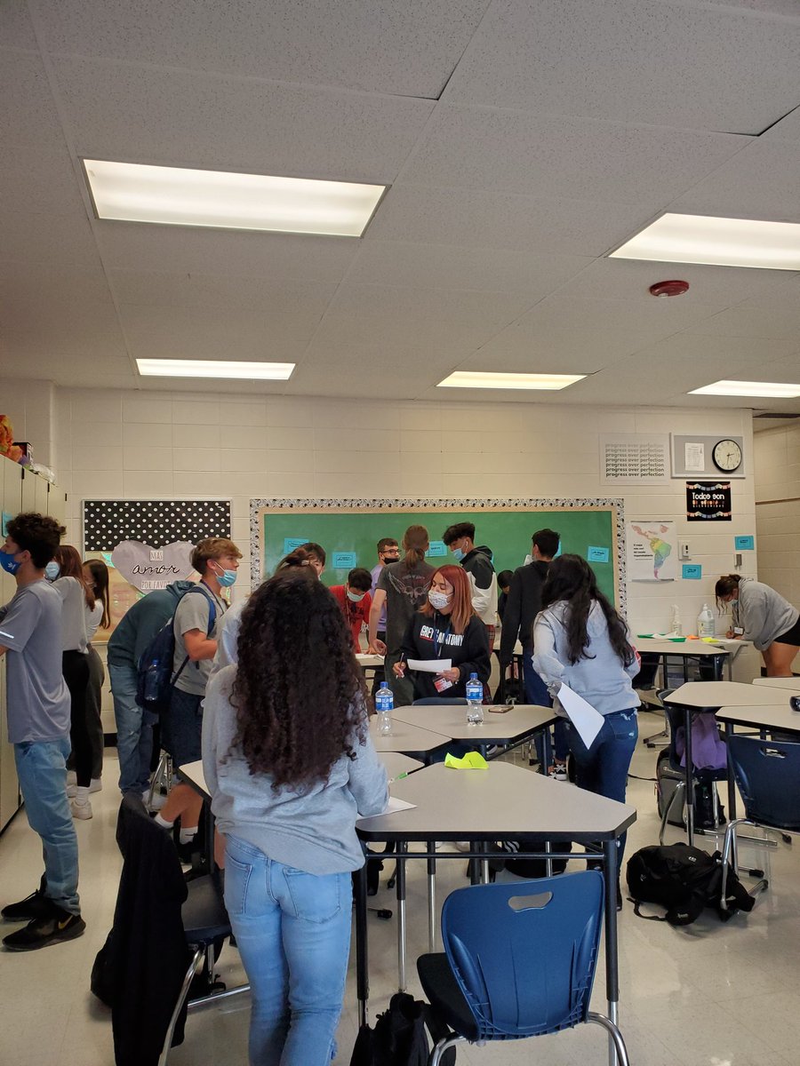 SraPortoEspanol's tweet photo. Working together to finish the scavenger hunt, helping each other review for their unit summative- ¿están preparad@s? ¡Sí! #sabrepride #orgullosabre https://t.co/84kxeEo1TX