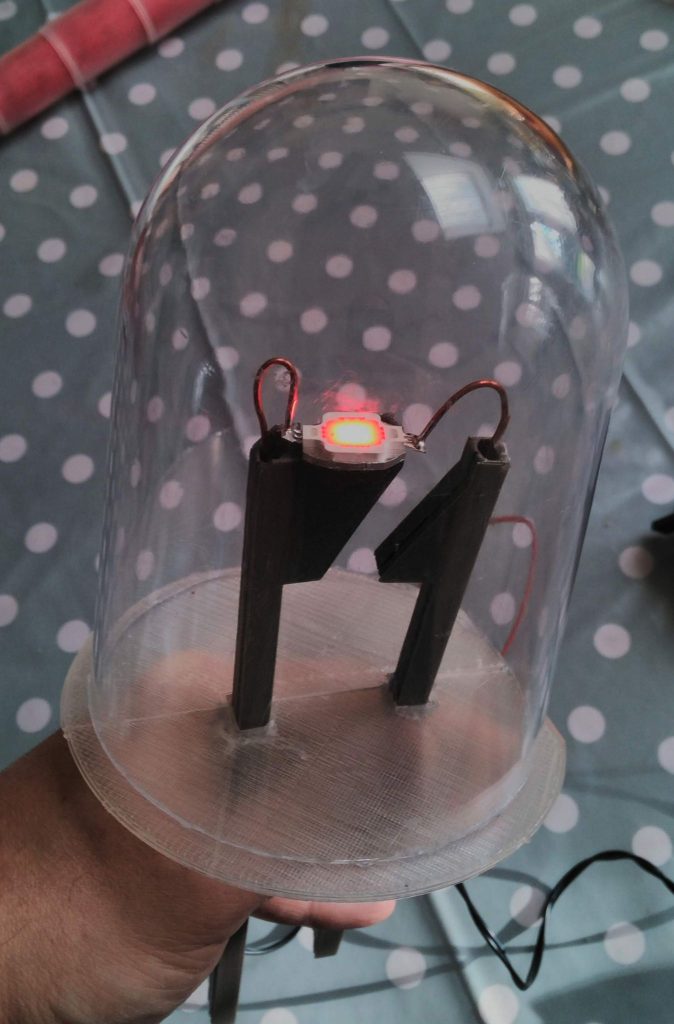 Workshopshed's tweet photo. @GuildOfMakers A3 I made a jumbo sized LED and jumbo sized servo.
Why.... why not.
#MakersHours https://t.co/Cgqn6MC38r