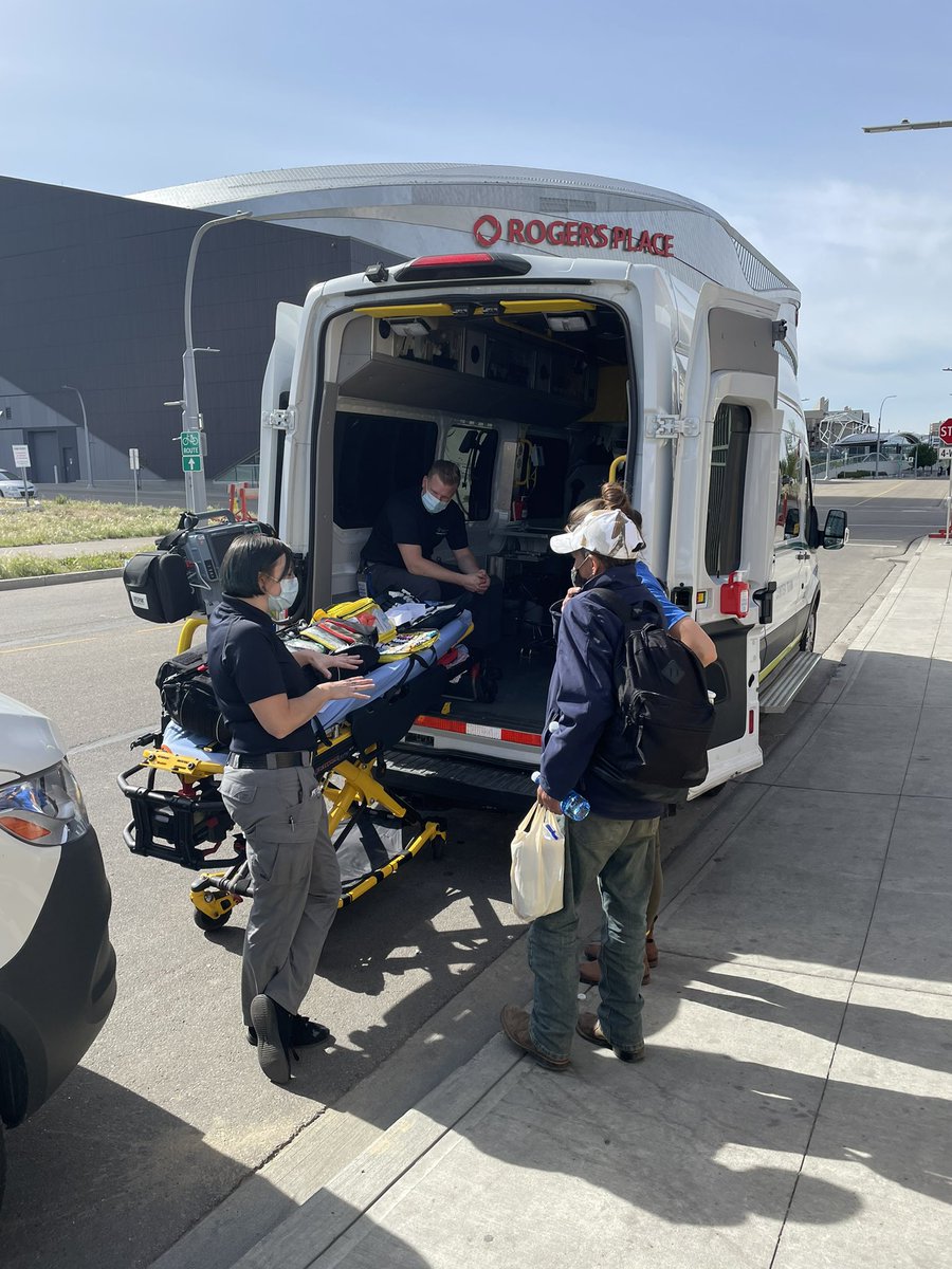 EHS_Alberta's tweet photo. #yourEMS Community Paramedics participated in the Health &amp; Wellness Fair to discuss how they can support our most vulnerable and marginalized populations @BoyleStreetCommunityServices https://t.co/7zF2v1fKDI