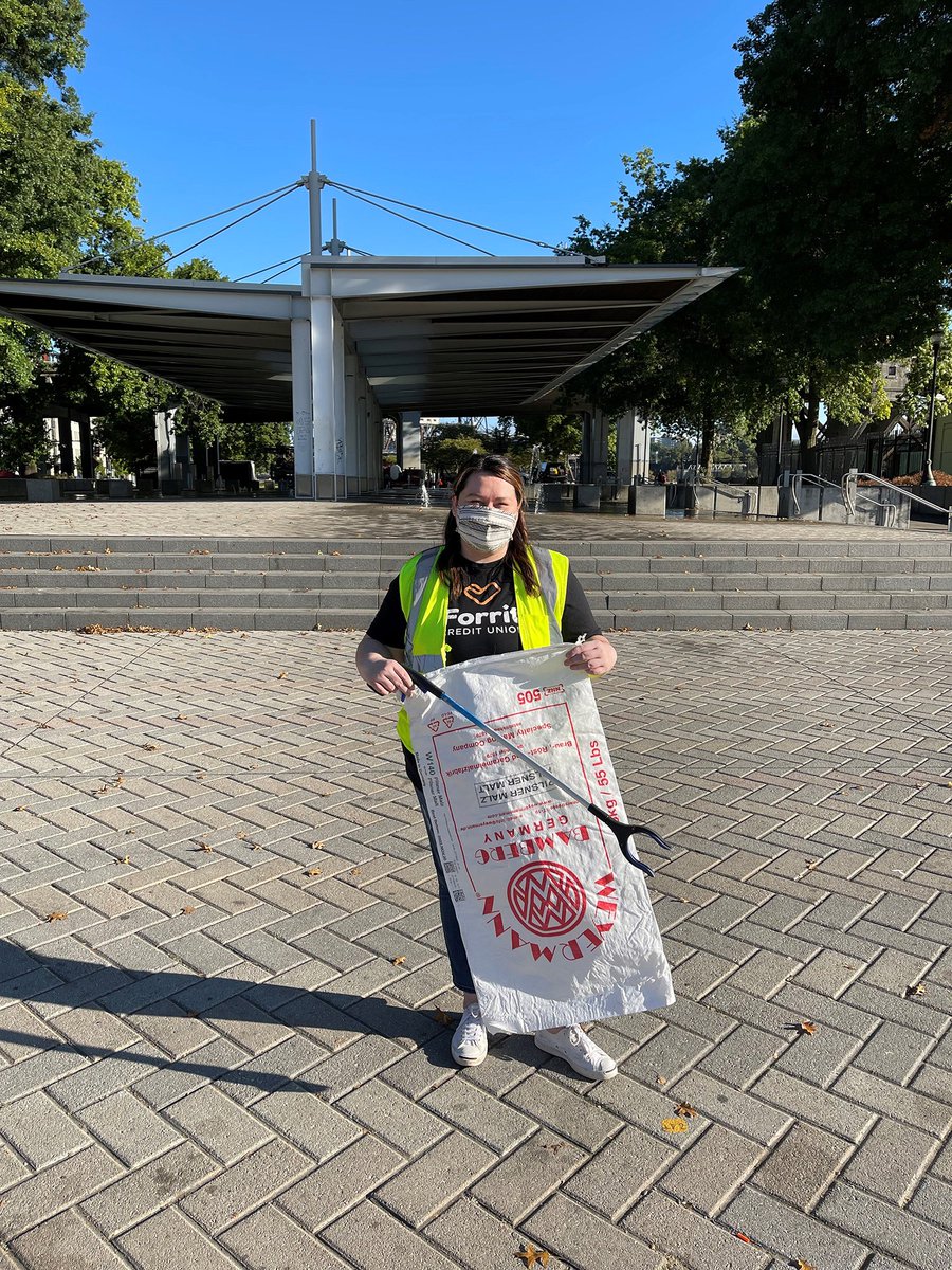 forritcu's tweet photo. Today we partnered with @SOLVEinOregon and fellow credit unions for a downtown PDX clean up day! We're here to help moving our community forward and creating a cleaner and safer environment for everyone.

@NWCUA #creditunions #credituniongood #SolveThisTogether #HereForPortland https://t.co/0uJ0d1hn3j