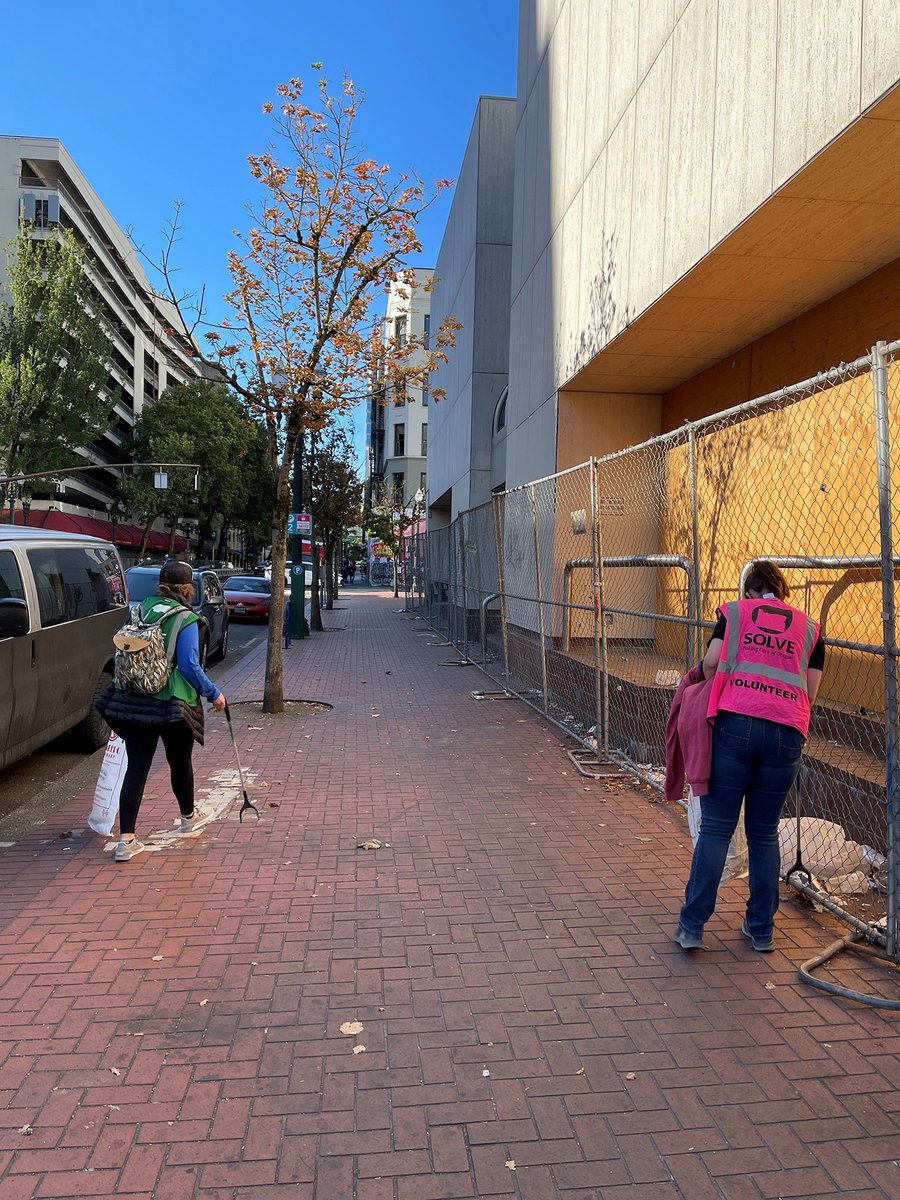 forritcu's tweet photo. Today we partnered with @SOLVEinOregon and fellow credit unions for a downtown PDX clean up day! We're here to help moving our community forward and creating a cleaner and safer environment for everyone.

@NWCUA #creditunions #credituniongood #SolveThisTogether #HereForPortland https://t.co/0uJ0d1hn3j