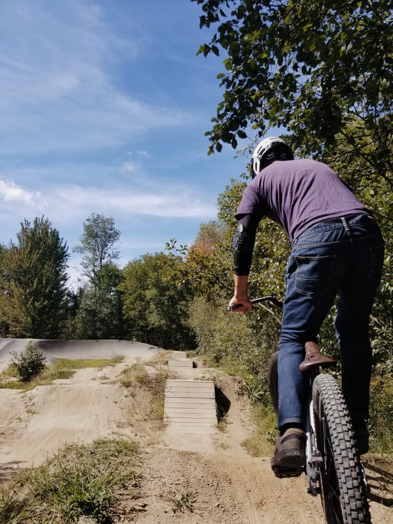 Cette année, nous avons apporté des modifications, aménagé l’accès au sentier de vélo de montagne et nivelé nos plateaux, et ce, grâce à une subvention de 57 240$ accordée par le <a href="/Ens_supQC/">Ministère de l'Enseignement supérieur du Québec</a> !
 
#CNCB #Bromont #Soutien