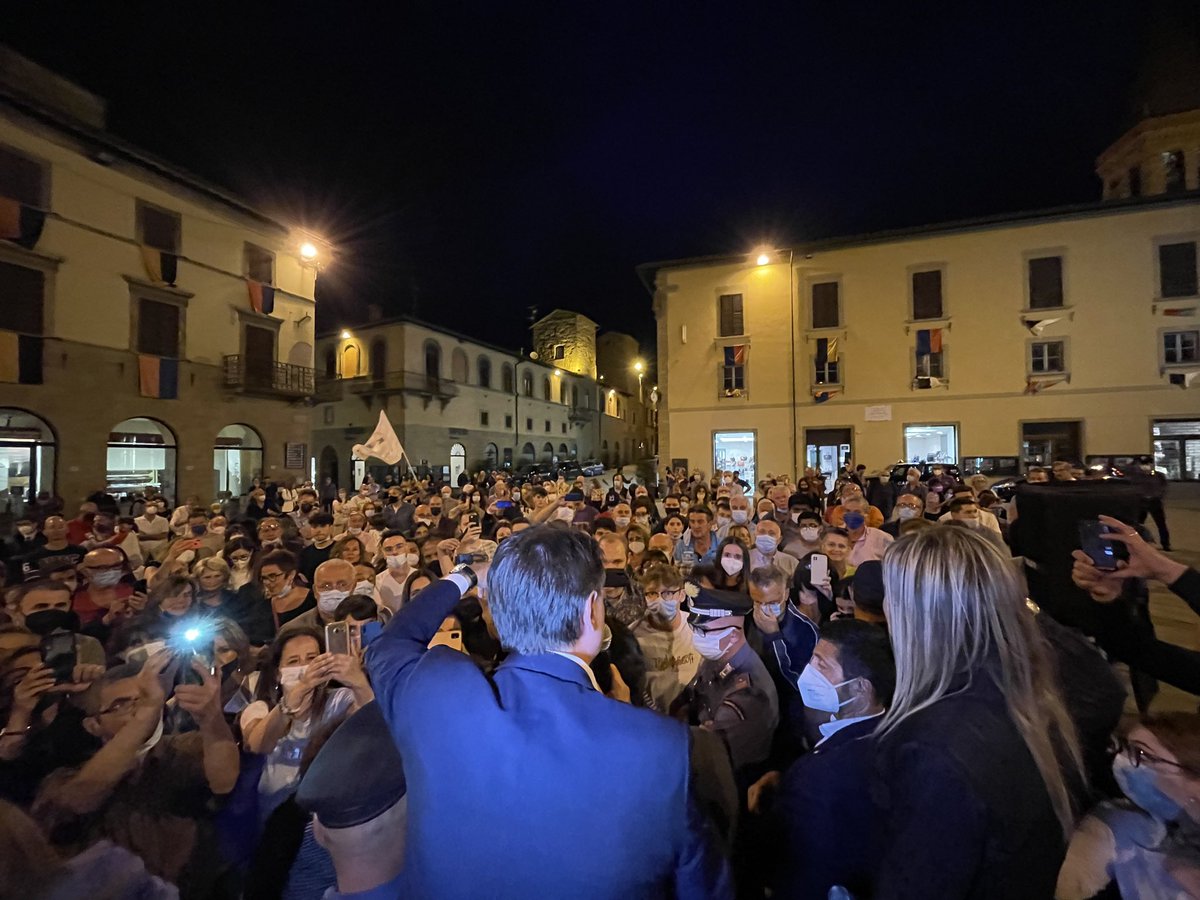GiuseppeConteIT's tweet photo. Grande entusiasmo oggi anche in Toscana (Grosseto, Sesto Fiorentino, Montevarchi e Sansepolcro). Ci vediamo domani in Umbria e nelle Marche! https://t.co/BCpnsWsbsp