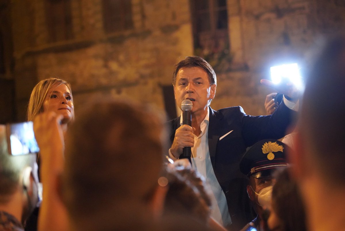 GiuseppeConteIT's tweet photo. Grande entusiasmo oggi anche in Toscana (Grosseto, Sesto Fiorentino, Montevarchi e Sansepolcro). Ci vediamo domani in Umbria e nelle Marche! https://t.co/BCpnsWsbsp