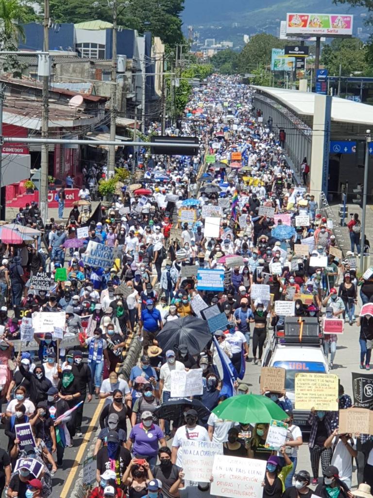QuitoArmado's tweet photo. @nayibbukele @AnonimoSV503 La dictadura se va a quedar vestida y alborotada.  Hoy el pueblo dijo que no lo va a permitir y salió a las calles. https://t.co/gOS3oB63vO