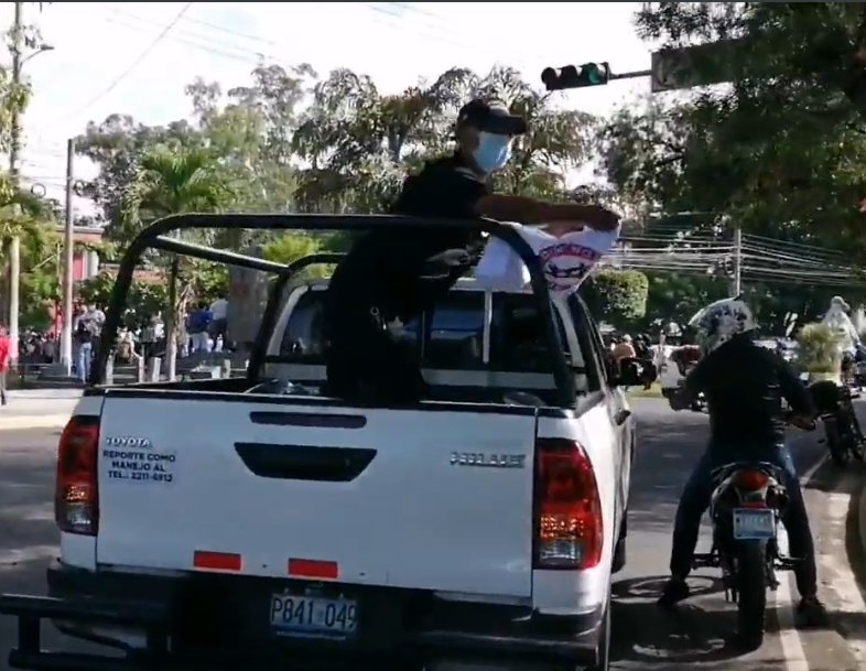 FCDenni's tweet photo. El pick up que repartía camisetas estampadas con las banderas de ARENA y FMLN (y que eran usadas por quienes quemaron la caseta de Chivo Wallet) fue usado en agosto por el GOES para repartir paquetes alimenticios. Saque usted sus conclusiones... https://t.co/gWMtKPCsfS