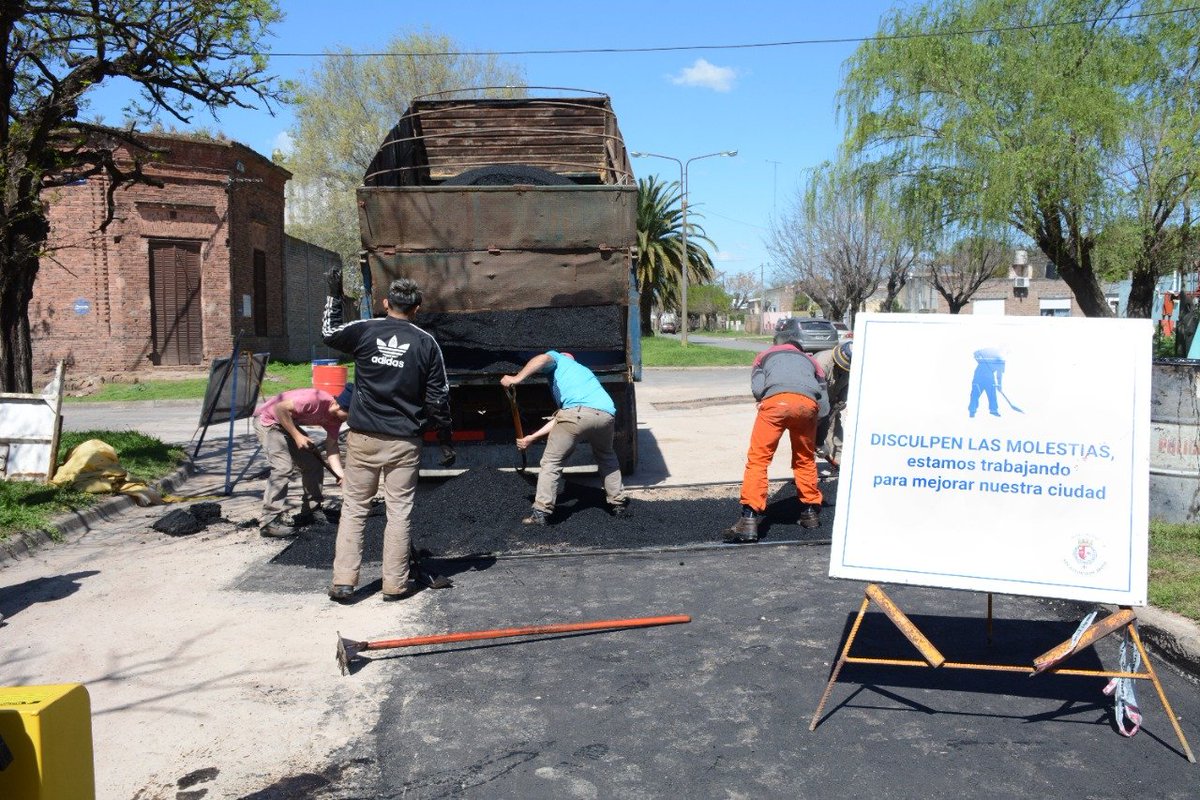 rattofranc's tweet photo. Continúa nuestro tercer plan de bacheo en asfalto bituminoso! Luego de las demoras de la semana pasada por mal tiempo, ayer retomaron las tareas. Desde las redes de la muni vamos a ir anticipando donde vamos a estar trabajando, por ahora seguimos en Güiraldes. 
#Avanzamos https://t.co/Sp6AIuS6pm