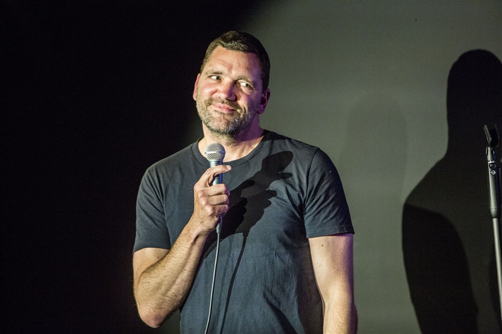 RTLnieuws's tweet photo. Dwangsom 2500 euro voor theater als Theo Maassen voor volle zaal optreedt | Liveblog 
https://t.co/71plabL6TV https://t.co/43iZPjlyxt