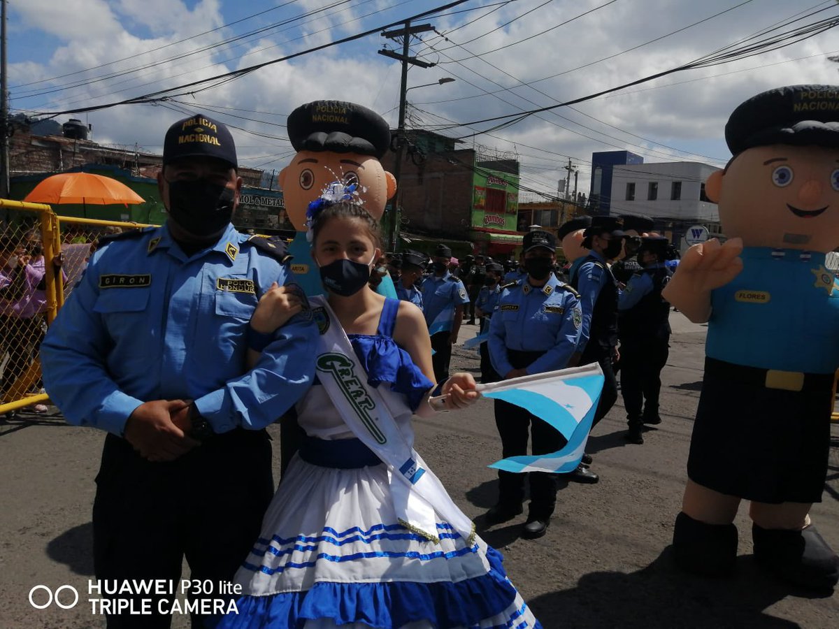PoliciaHonduras's tweet photo. Los más pequeños del #ProgramaGREAT también festejaron los #200AñosDeIndependencia demostrando su amor y patriotismo a nuestro país 🇭🇳💙

#Bicentenario https://t.co/8ObKKlRSJz