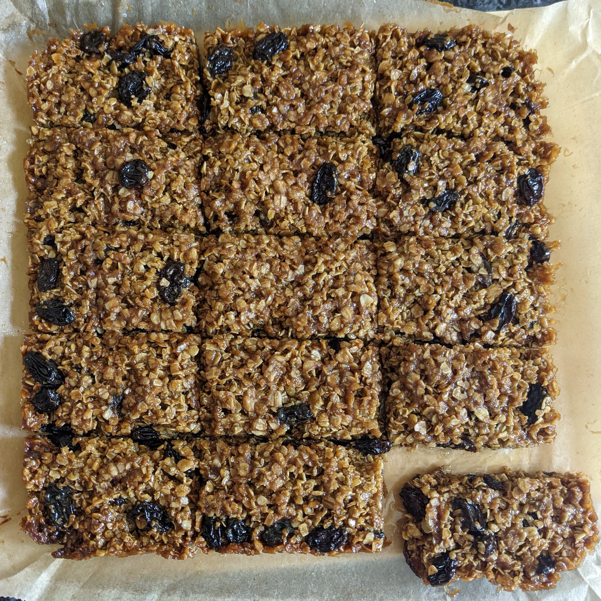 aBoxofButtons's tweet photo. Raisin and Cherry Flapjack! So yummy and easy to make! Follow the link for the recipe - H
https://t.co/kAO0sDjjv0
#flapjack #flapjackrecipe #baking #bakingblog #blog #recipe https://t.co/iS3Z3cWdEE