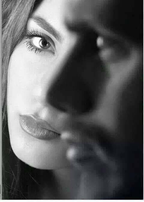 لايمكن للقلب أن يُمدِدَ عقدَ سكن الكلمات في جوفه 
ولا يمكن اقناع الكلمات بالبقاء محجورٌ عليها 
وبين هذا وذاك 
سرت سنوات العمر 
سريان الماء من بين الانامل