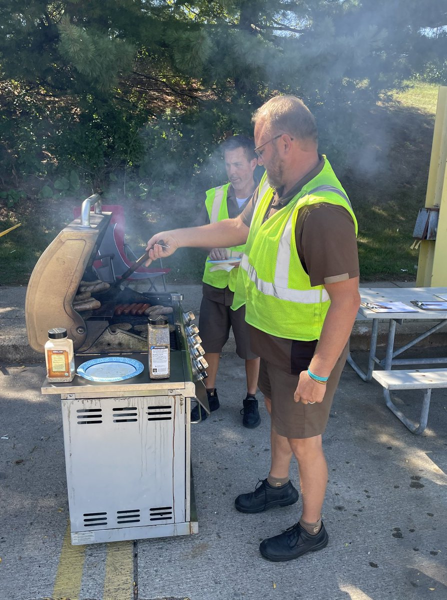 mrmattpfister's tweet photo. St Paul Feeders celebrating 75 days crash free and 50 days injury free! BBQ with wellness and safety demo! Congrats! @MNFeeders @NP_UPSers @cordle_tony @bziel22 https://t.co/qr36edtjXy