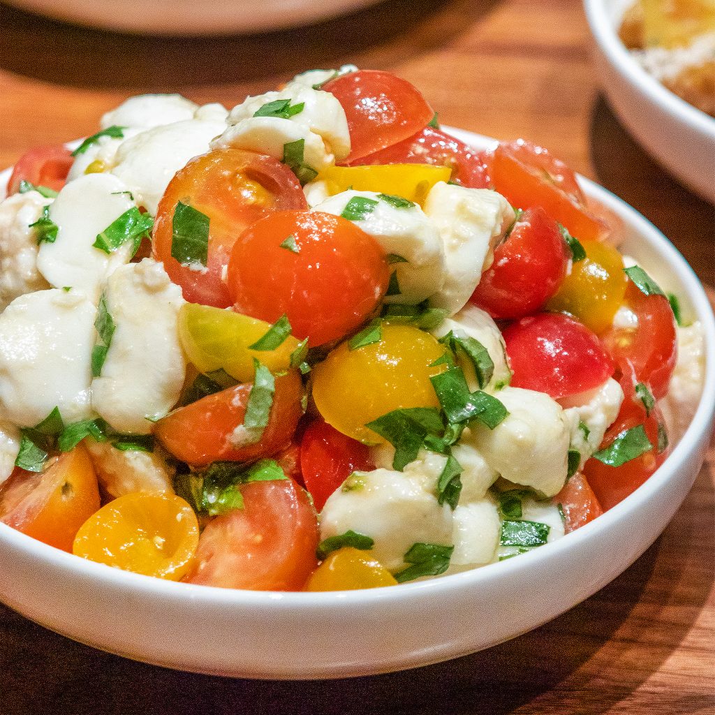 The quickest, freshest Caprese Salad you can grab on the strip! #ProntoByGiada #FeastTheEmpire <a href="/CaesarsPalace/">Caesars Palace</a>