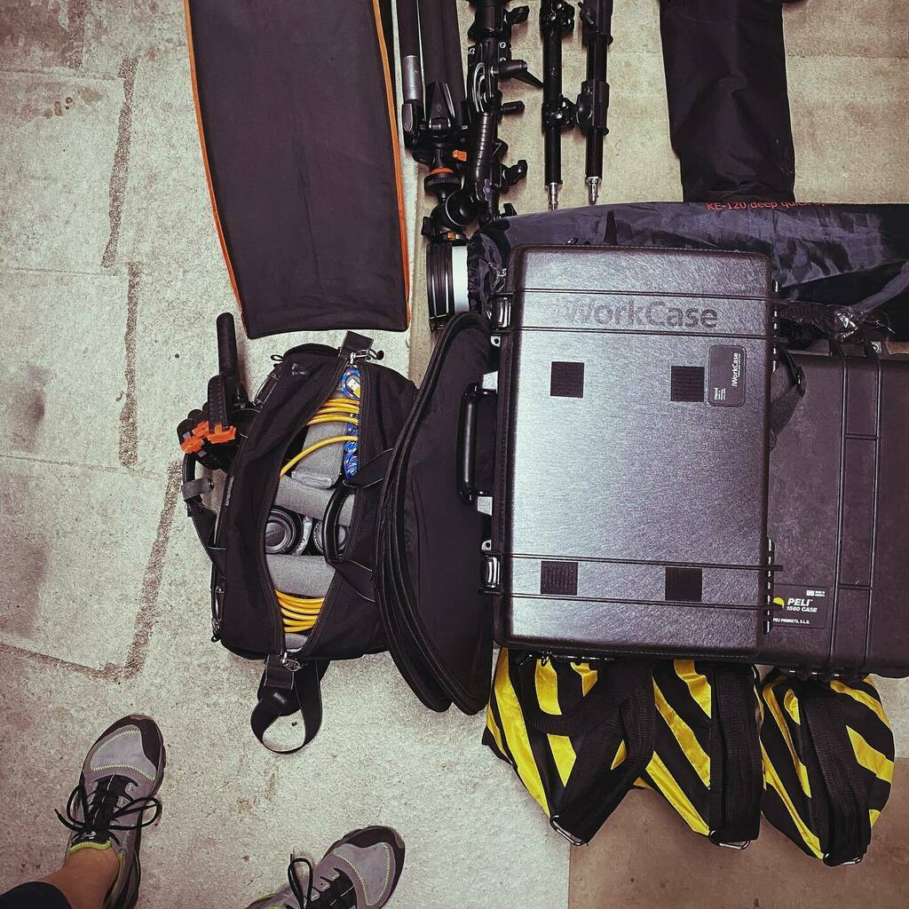 RicciSpeckels's tweet photo. TETRIS ist angesagt 🔥 😎 Los geht es!!! #einpacken #einpackenmitliebe #allesdabei #lichtanlage #kamera #computersetup #stativ #schirm #defuser #tethertools #fotografenleben #fotografenliebe #iworkcase @iworkcase @tethertools #klamotten #klamottenpacken #tetris #tetrischallenge https://t.co/AY9AaccaUk