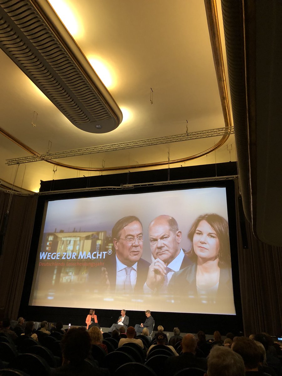 Ach… Kino! <a href="/LambyStephan/">Stephan Lamby</a> hat den Wahlkampf beobachtet, und verstanden hat er ihn zweifellos auch. „Wege zur Macht“, heute im <a href="/BABYLON_Berlin/">BABYLON</a> und am 20.9. im Ersten, sowieso in der Mediathek. @ARD_Presse <a href="/SWRpresse/">SWR</a> <a href="/presse_rbb/">rbb Presse</a> <a href="/AngelaUlrichrbb/">Angela Ulrich</a> <a href="/ECOMediaTV/">ECO Media TV</a>