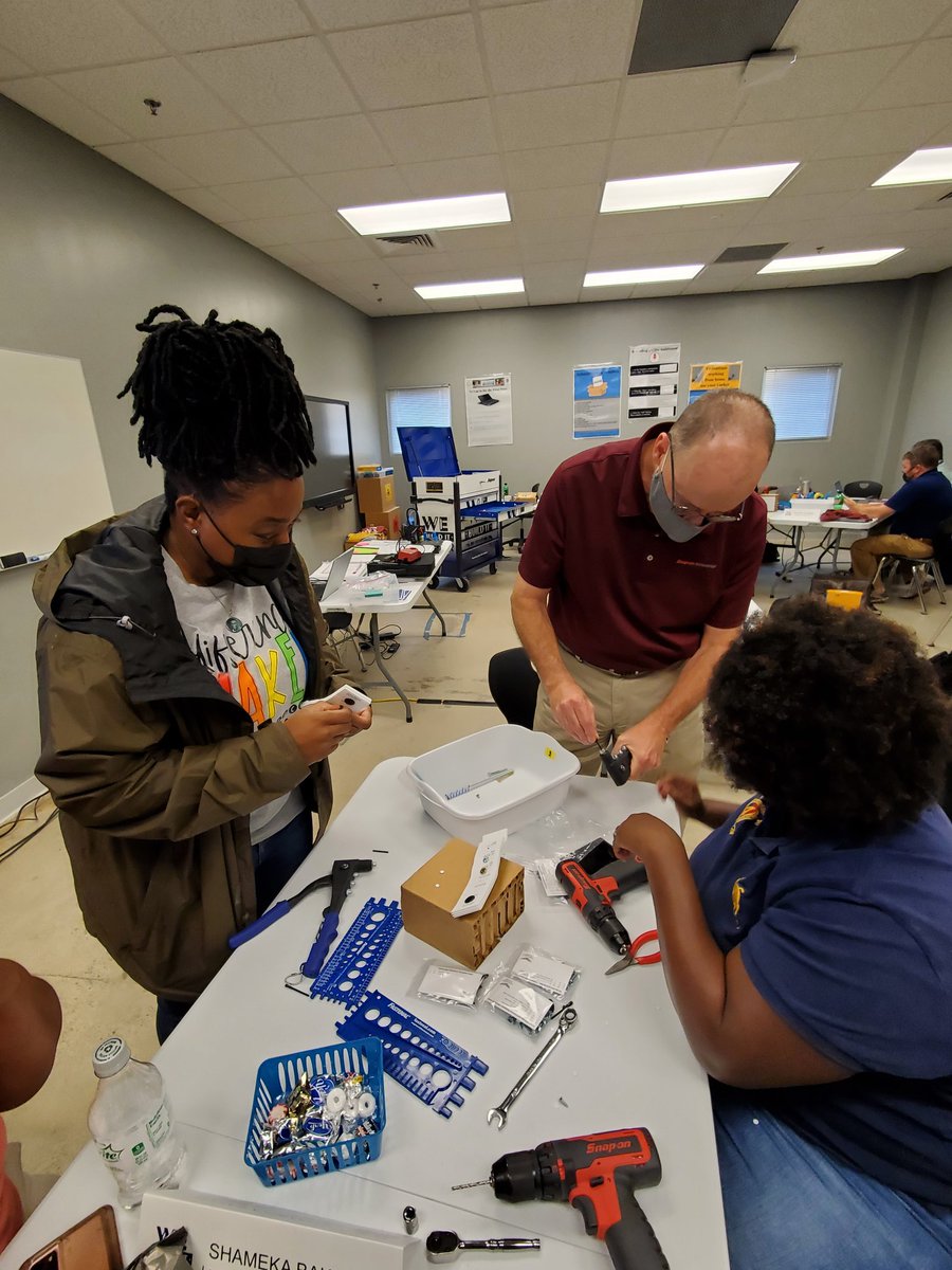 DirectorBake's tweet photo. Day 3- WBIB workshop was a blasted. We built circuits and airplanes. #45ctc #careertechfun https://t.co/mhgu0zu2Zl