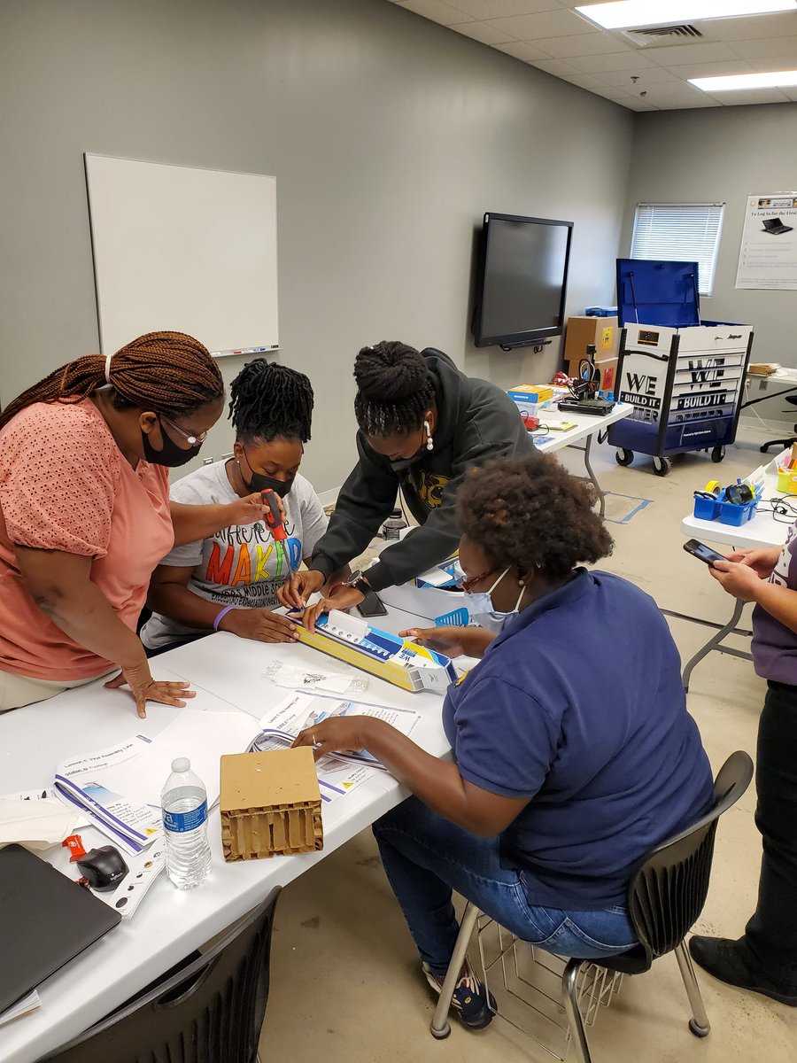 DirectorBake's tweet photo. Day 3- WBIB workshop was a blasted. We built circuits and airplanes. #45ctc #careertechfun https://t.co/mhgu0zu2Zl