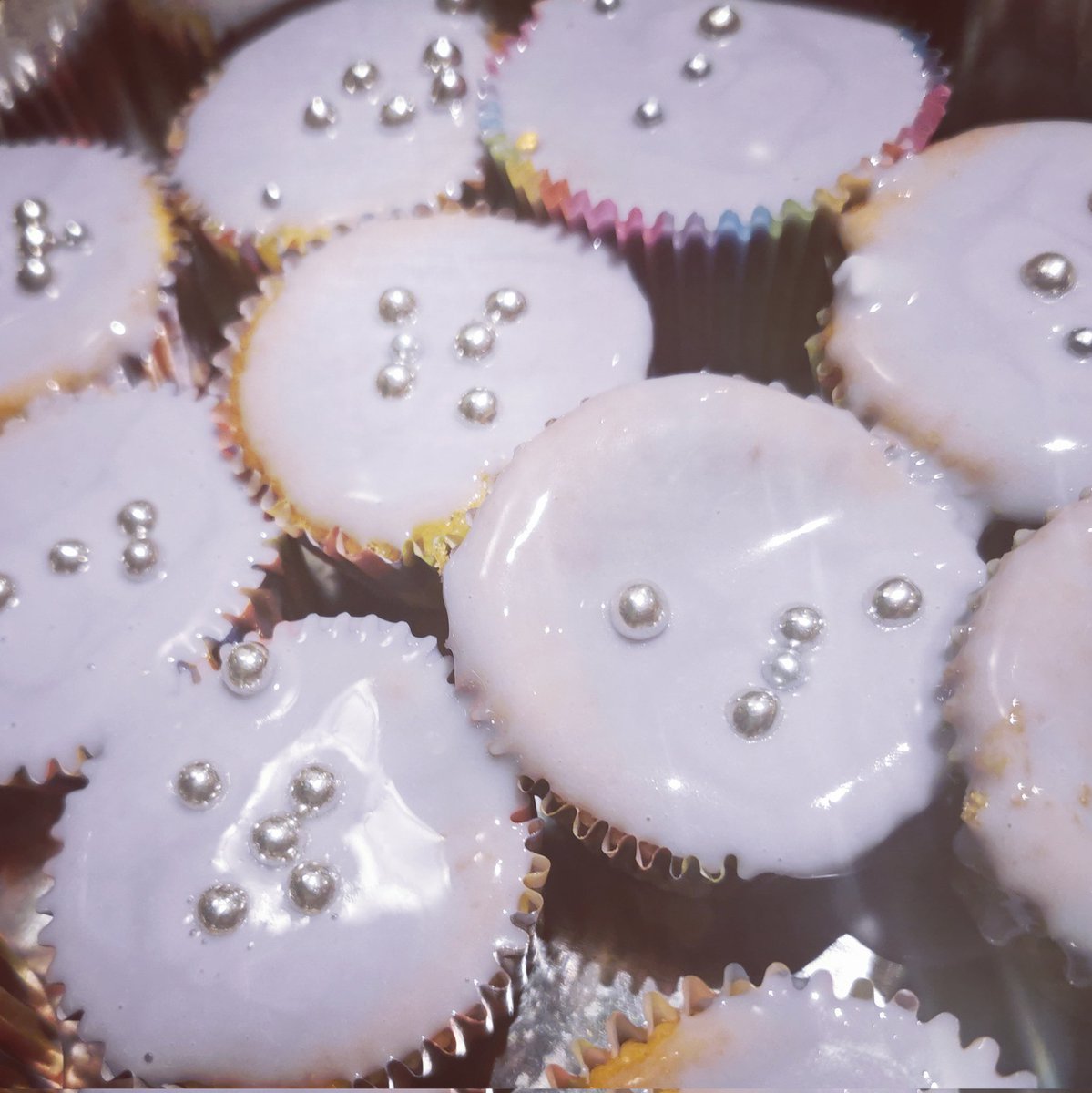 tdeweymarn's tweet photo. #respect cakes with pearls of #silverwisdom. 💜💜💜💜. Can't wait to do some learning & teaching tomorrow. #StartTheConversation #silvertrauma #hector #nandown19 #nandown20 #nandown21 #majortrauma @gloshospitals #platinumcare #multidisciplinary @swastcpdcouk @swasFT https://t.co/l2E7dIQ7sz