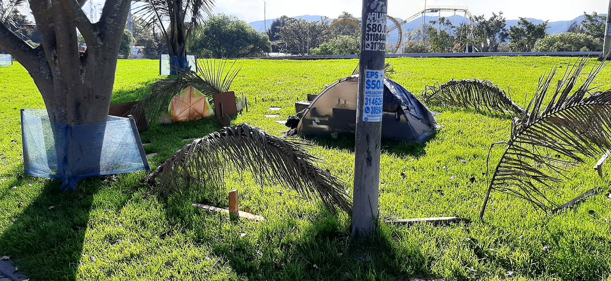cataaleja's tweet photo. @Bogota ya con delimitación y todo un cambuche en plena glorieta de la 68 con 63, lleva más de dos semanas y la policía ni la alcaldía hacen algo https://t.co/r6JSta3q2H