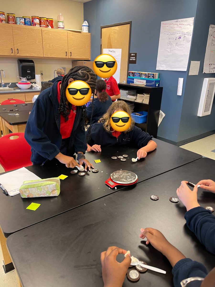 1jetsfanlc's tweet photo. My kids figured out that double stuffed Oreos donโt have double the amount of creme regular Oreos do. They did awesome. Great science conversations! #dcssrocks #scienceiscool https://t.co/1hGLUDEiCx