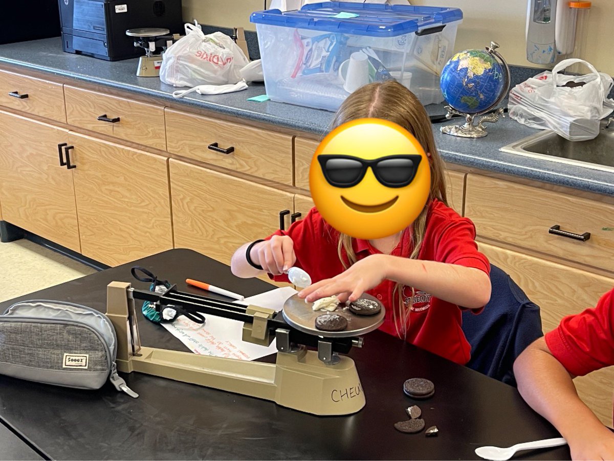 1jetsfanlc's tweet photo. My kids figured out that double stuffed Oreos donโt have double the amount of creme regular Oreos do. They did awesome. Great science conversations! #dcssrocks #scienceiscool https://t.co/1hGLUDEiCx