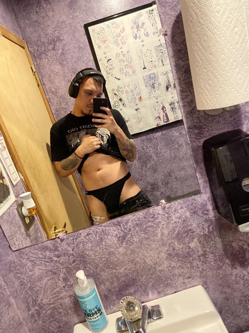 1 pic. Wish someone could fuck me at work ? #malepower #thongexposed #thongmen #xxx #bisexual #hardcock