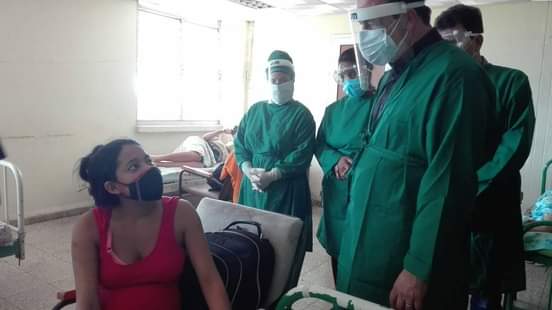 dgslastunas's tweet photo. Tocando con la mano, oyendo a la gente, en plena zona roja el Ministro de Salud, José Ángel Portal Miranda en Puerto Padre. #CubaPorLaSalud.
#CubaPorLaVida. #MinsapCuba. #VivianaDps.
#RosaMariaRamirezReyez.
#GeoPAlvarez. https://t.co/psUnh94Yoe