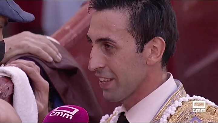 Hoy ha tomado la alternativa Daniel Menes <a href="/menesseldani/">Daniel Menés</a> en Madridejos. Ha estado bien. La humildad en el toreo, el joven ha toreado con un vestido que le regaló Andrés Roca Rey. Comentó que el sastre no tendría a tiempo el vestido para la alternativa y que el diestro peruano