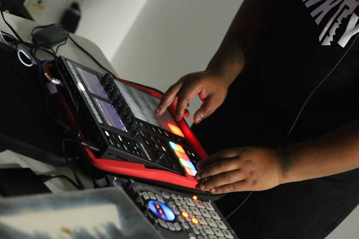 mrsolowkey's tweet photo. Plus size hands on a Maschine Plus. 🤦🏾‍♂️ 

📸 : @3vrdLyon

#mrsolowkey #maschineplus #producerlife #sp404sx #studiogear #blackshirt #dallasproducer #nativeinstruments #BeatMakers #livebeatset https://t.co/FhV5fw7qdS