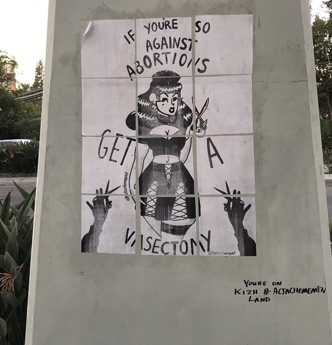 MagicAndWalnut's tweet image. A graffiti artist has defaced a @Disneyland Monorail beam along Disneyland Drive with unusually elaborate artwork. The artwork is credited to someone who goes by FetusBanquet on Instagram.