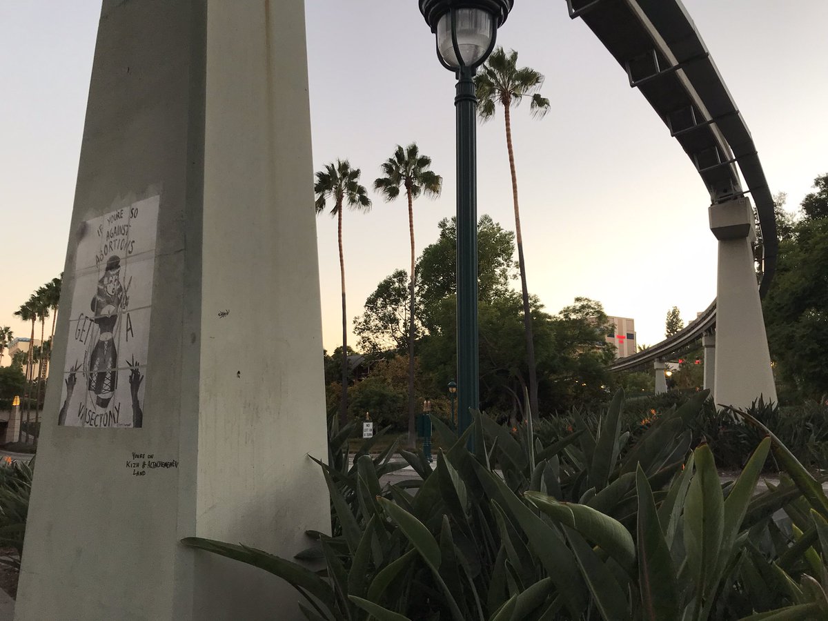 MagicAndWalnut's tweet image. A graffiti artist has defaced a @Disneyland Monorail beam along Disneyland Drive with unusually elaborate artwork. The artwork is credited to someone who goes by FetusBanquet on Instagram.