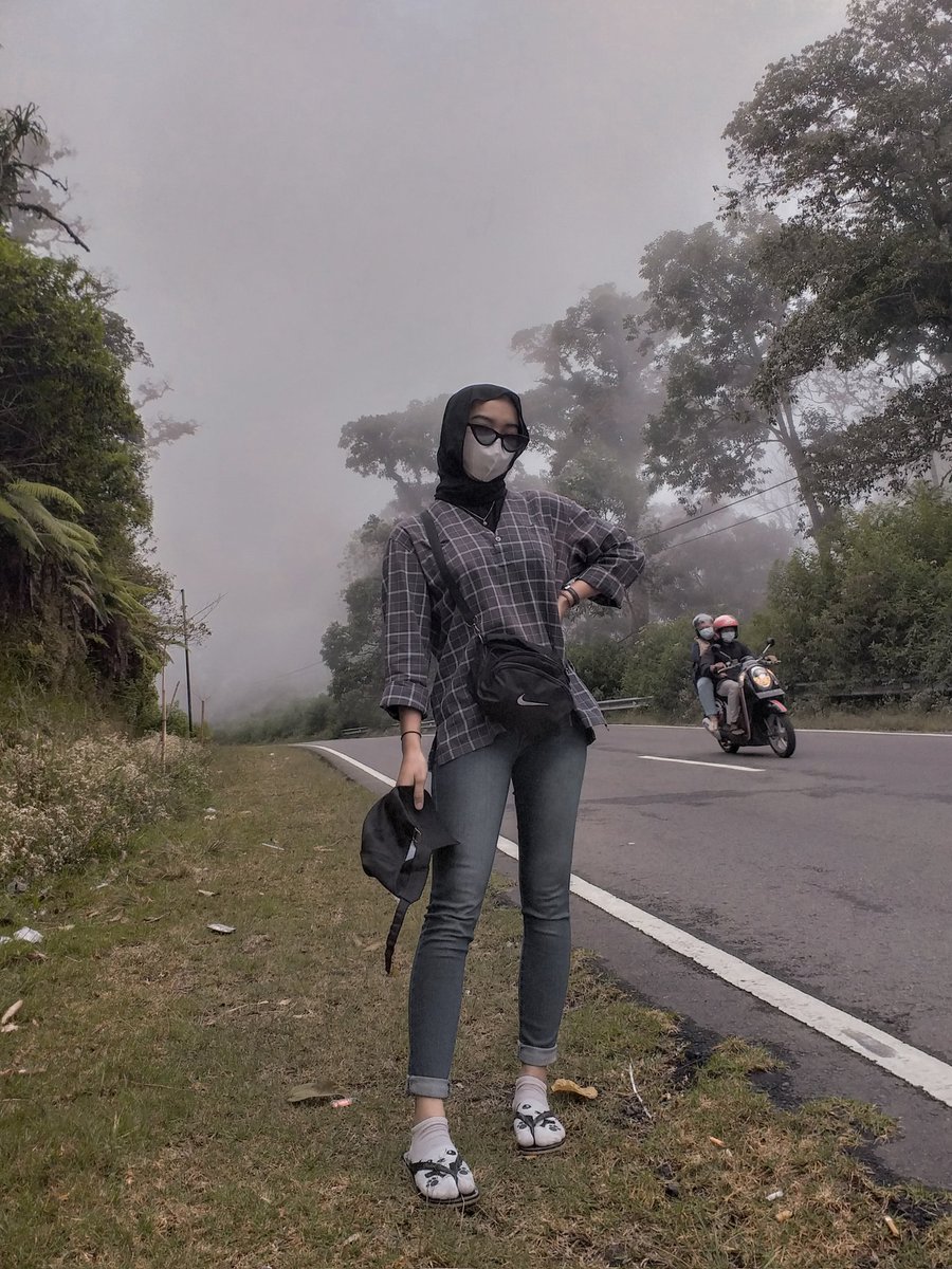 cndumuu's tweet photo. sopan ga tu yg lewat. kan jadi pengen. https://t.co/DCoz8wAV7N