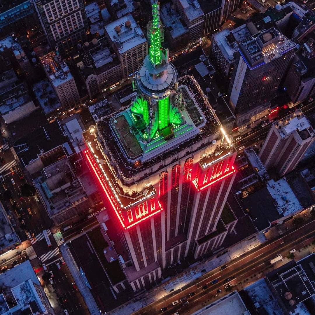 El @EmpireStateBldg se luce de verde, blanco y rojo en el marco del 211 aniversario de la independencia de México y los 500 años de identidad mexicana. ¡Que viva México! 🇲🇽