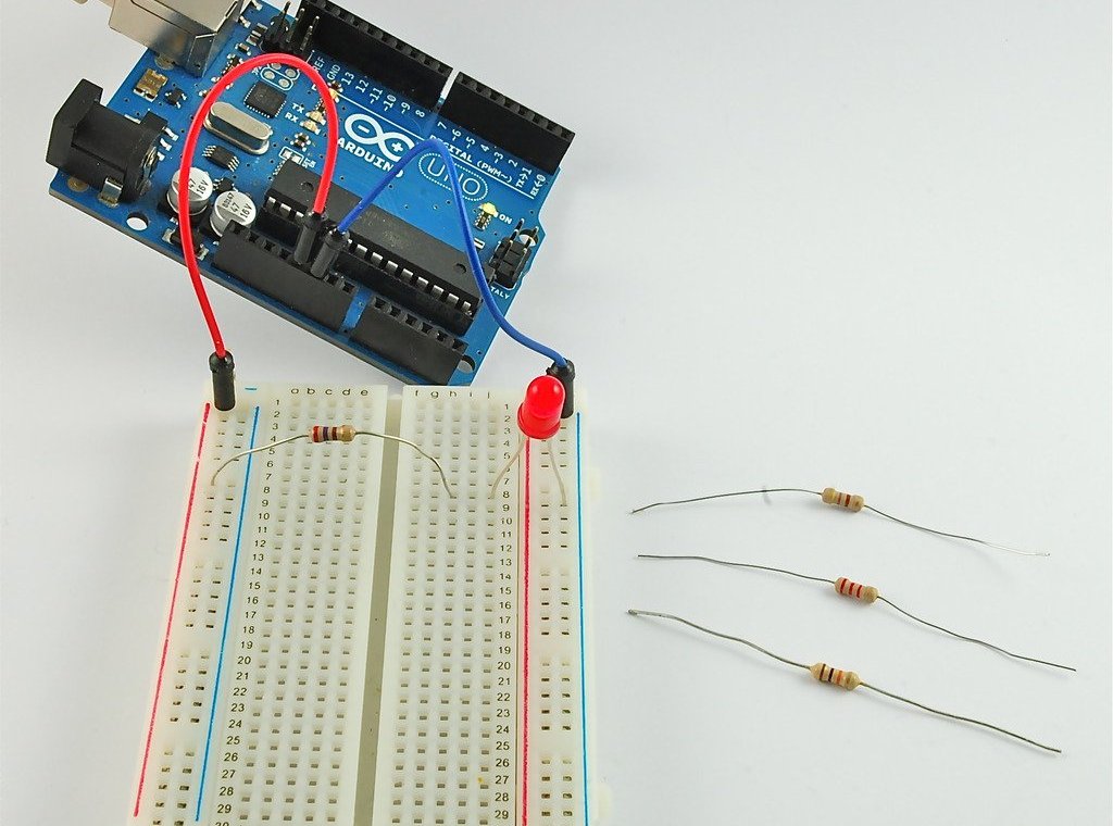 Arduino резисторы. Arduino uno макетная плата. макетная плата ардуино уно. ардуино уно светодиод. резистор для светодиода ардуино.