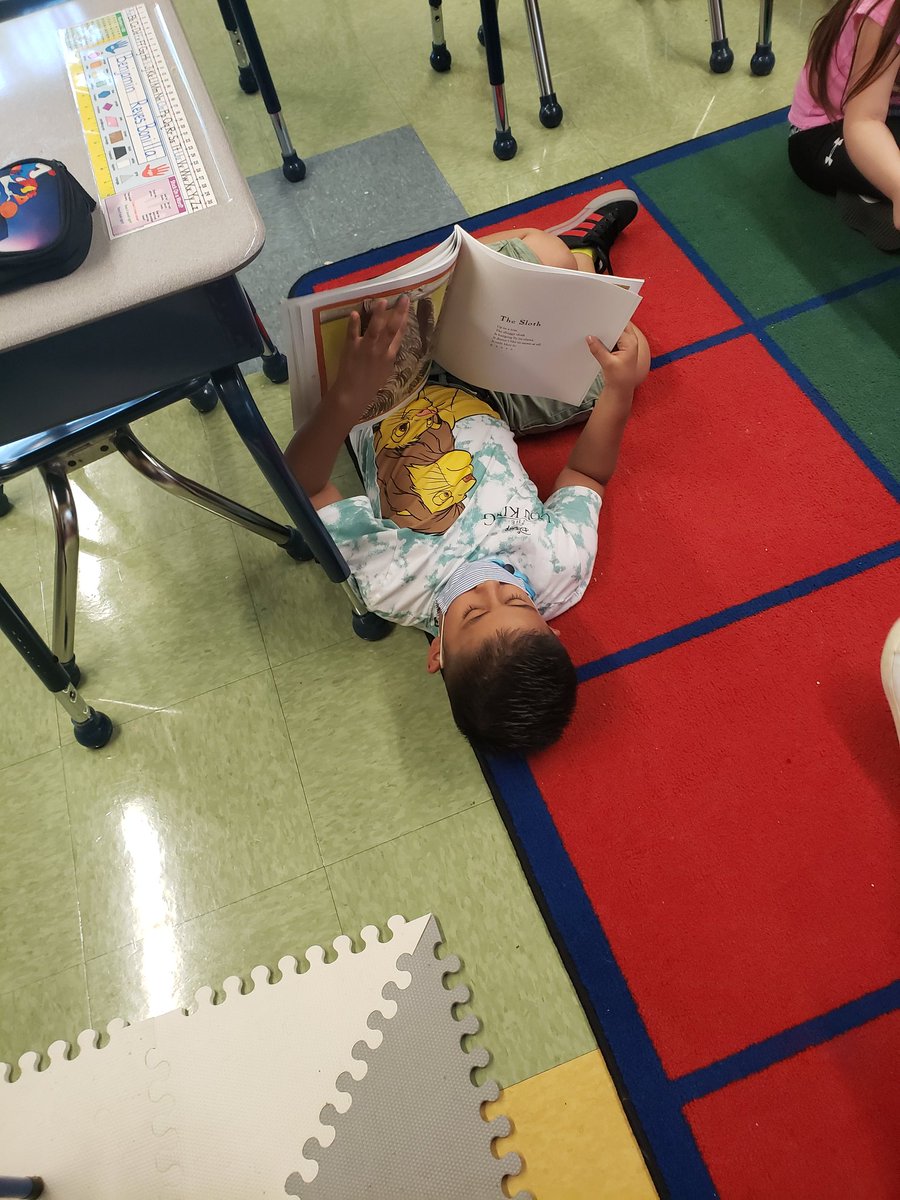 LauchmanEd's tweet photo. @PtPleasantAACPS 1st Grade Panthers already getting nice a cozy with a good book. Familiarizing ourselves with front covers, titles, authors, and illustrations. WE ARE ready to be Readers! https://t.co/6x0GUDMpXm