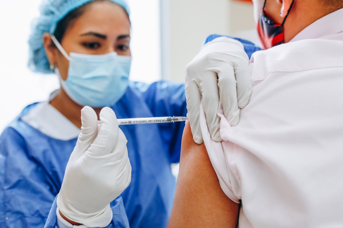 esevillavo's tweet photo. ¡Seguimos a la espera de vacunas! 😞

Para este jueves 16 de septiembre solo tendremos habilitado el punto de vacunación 💉del Centro Respiratorio Carlos Nieto con segundas dosis de AstraZeneca.

Los demás NO estarán abiertos, solicitamos biológicos a @MinSaludCol lo más pronto. https://t.co/I1VNd3KC06