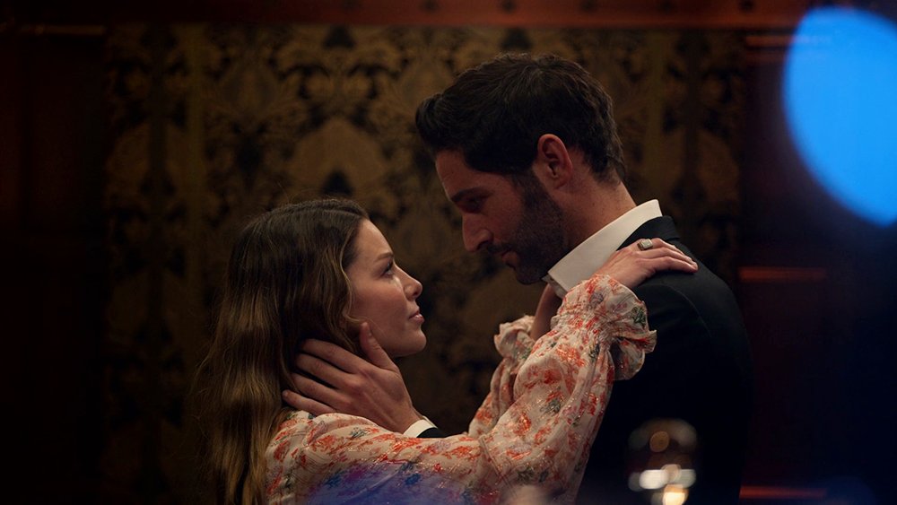Lucifer Writer Chris Rafferty talks Episode 9's Deckerstar Panic Room Scene, Dan's Guilt and Redemption, Writing Lucifer's Goodbye's and more *spoilers ahead* #LuciferSeason6 neuralcluster.net/index.php/tv-r…