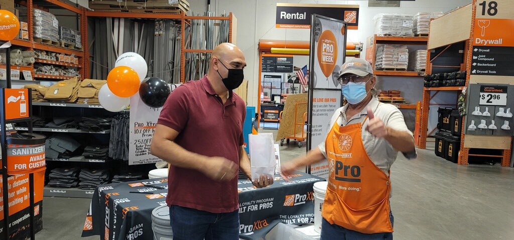 PASA’s appreciating and gifting two of our contractors some proxtra mystery goodie bags! #proxtraperks @Fuerstenberg15 @8523Voa <a href="/DianaSundermann/">Diana Sundermann</a> @OscarM_8523