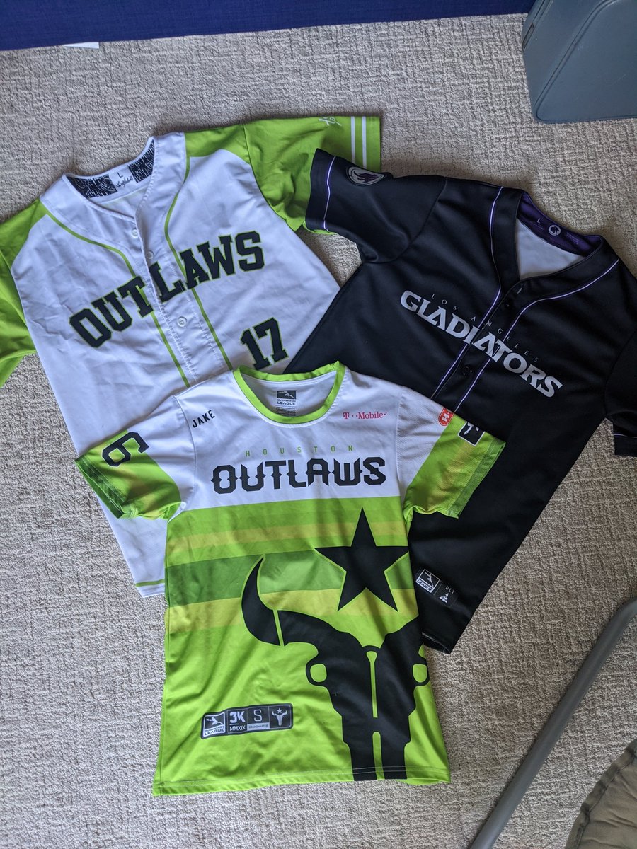 miinxiiee's tweet image. 🚨WEE WOO WEE WOO GIVEAWAY ALERT🚨

Giving away all of these OVERWATCH LEAGUE SEASON 1 / 2 / 3 JERSEYS 
Please just LIKE ♥️ &amp;amp; RETWEET 🔄 to enter! 6 winners, u pick prize!
 I cover shipping! I just want these out of my closet finally!! 
Sizes in replies