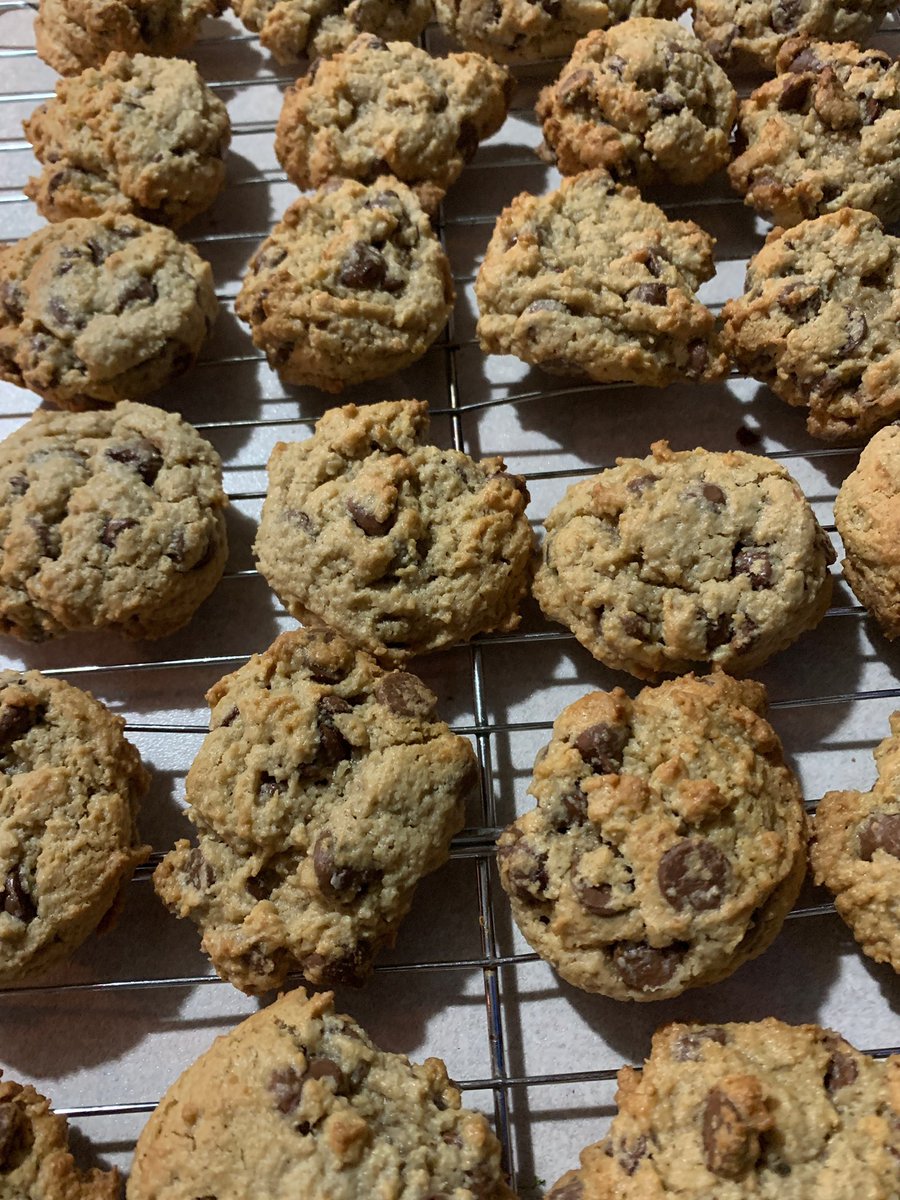 sleepycovetales's tweet image. So nice that I get home at a decent hour now! Home early enough to bake 3 1/2 dozen oatmeal chocolate chip cookies after a 12 hour shift #bakingtherapy #glutenfree #cookies #homebaked