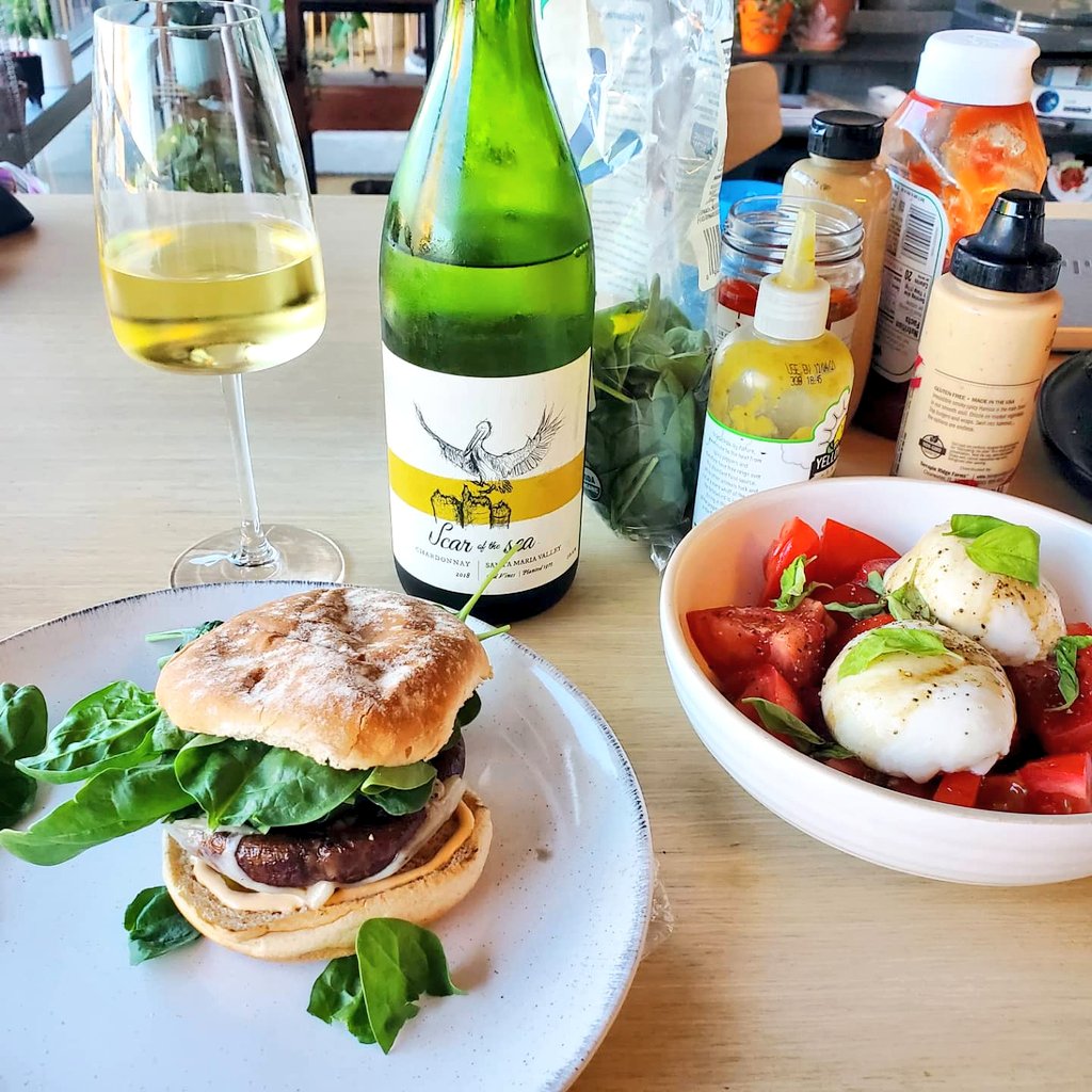 DivaVinophile's tweet photo. Packing my #summer meals and sips in before #fall arrives next week. This #lowintervention #chardonnay is a quintessential summer white👉https://t.co/1VJSPkvMdp
#wine #winelover #WineWednesday @wineworldnews @TweetaDean @JohnMFodera @jwalkermobile @LoriTwistedCork @Friscokid49 https://t.co/pkwJyCBk8R
