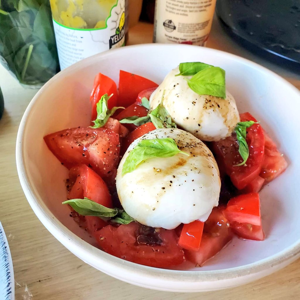 DivaVinophile's tweet photo. Packing my #summer meals and sips in before #fall arrives next week. This #lowintervention #chardonnay is a quintessential summer white👉https://t.co/1VJSPkvMdp
#wine #winelover #WineWednesday @wineworldnews @TweetaDean @JohnMFodera @jwalkermobile @LoriTwistedCork @Friscokid49 https://t.co/pkwJyCBk8R