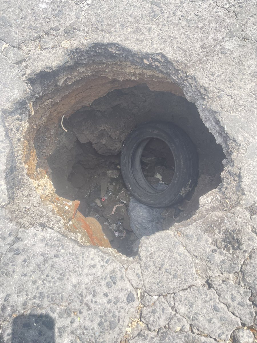 benjamin_gutest's tweet photo. Oye @TuAlcaldiaGAM ya se formó un socavón acá en la colonia San Felipe de Jesús, está en la esquina de Atoyac y calpulalpan. Como no es vía primaria SÍ les toca a ustedes, se está haciendo más grande y representa un peligro @fchiguil ya atiendan las condiciones del asfalto acá. https://t.co/DxPkk3y2VA